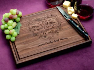 A walnut cutting board with juice groove, featuring 'Mother I will be there for you' engraved in elegant script. Customize this heartfelt gift for a personal touch, ideal for celebrating mothers and special moments.