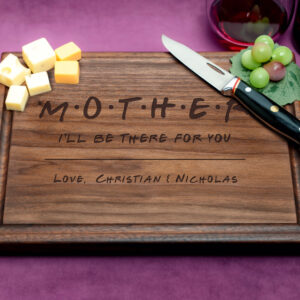 A walnut cutting board with juice groove, featuring 'Mother I will be there for you' engraved in elegant script. Customize this heartfelt gift for a personal touch, ideal for celebrating mothers and special moments.