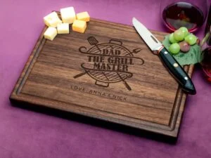 Elevate your BBQ experience with this handcrafted walnut cutting board featuring a sleek grill design. Tailored for fathers and grill enthusiasts, it blends functionality with style, making it an ideal gift for Father's Day. Perfect for preparing and serving meats with a touch of personalization, it's a must-have addition to any kitchen arsenal.