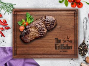 Explore our personalized walnut cutting board featuring a Grillfather design and a functional juice groove, perfect for food preparation. Crafted for durability and knife-friendly, it showcases a fresh steak, making it ideal for culinary enthusiasts and chefs alike.